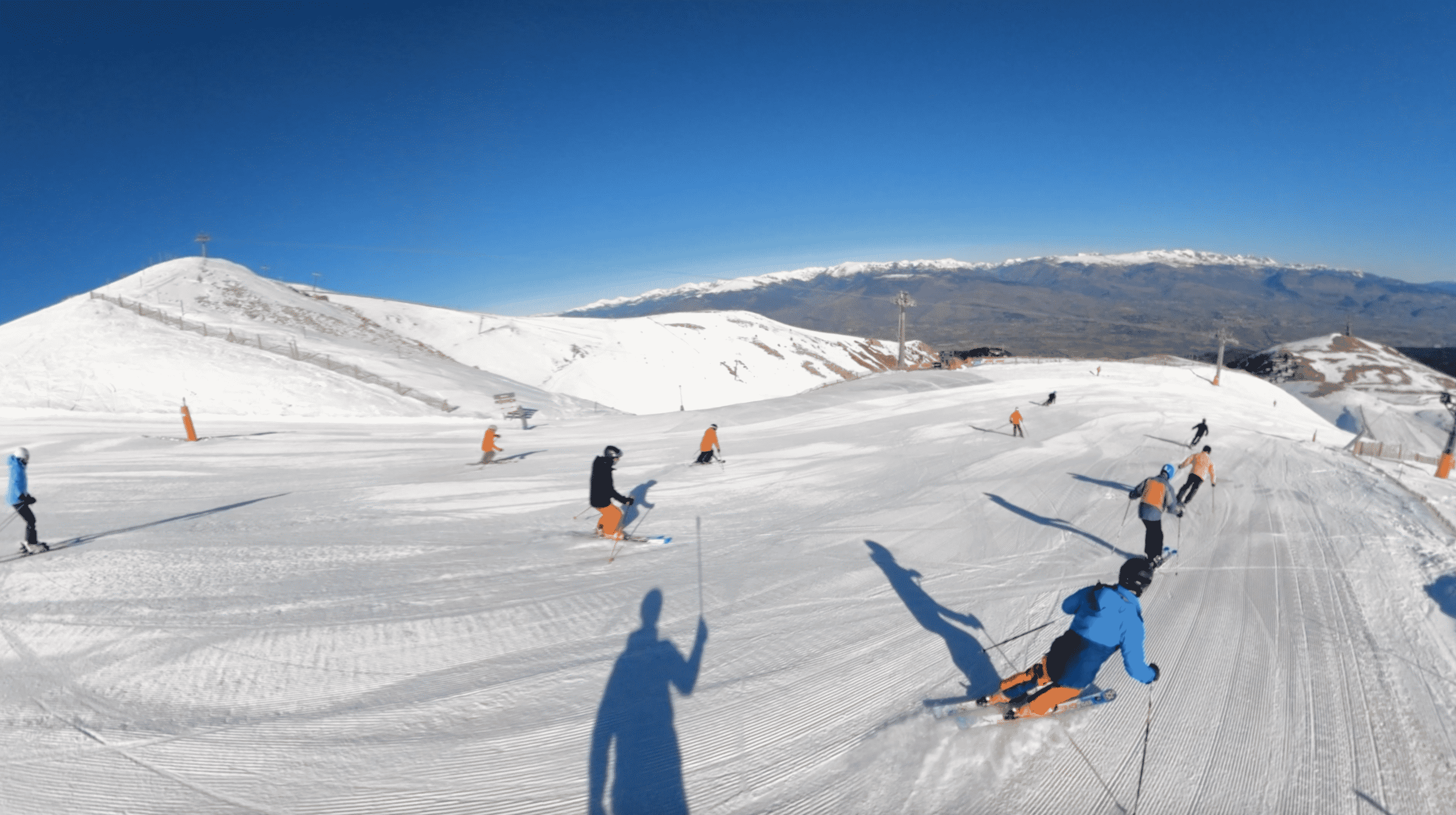 Premiere piste après echauffement groupe stage de ski labo du skieur
