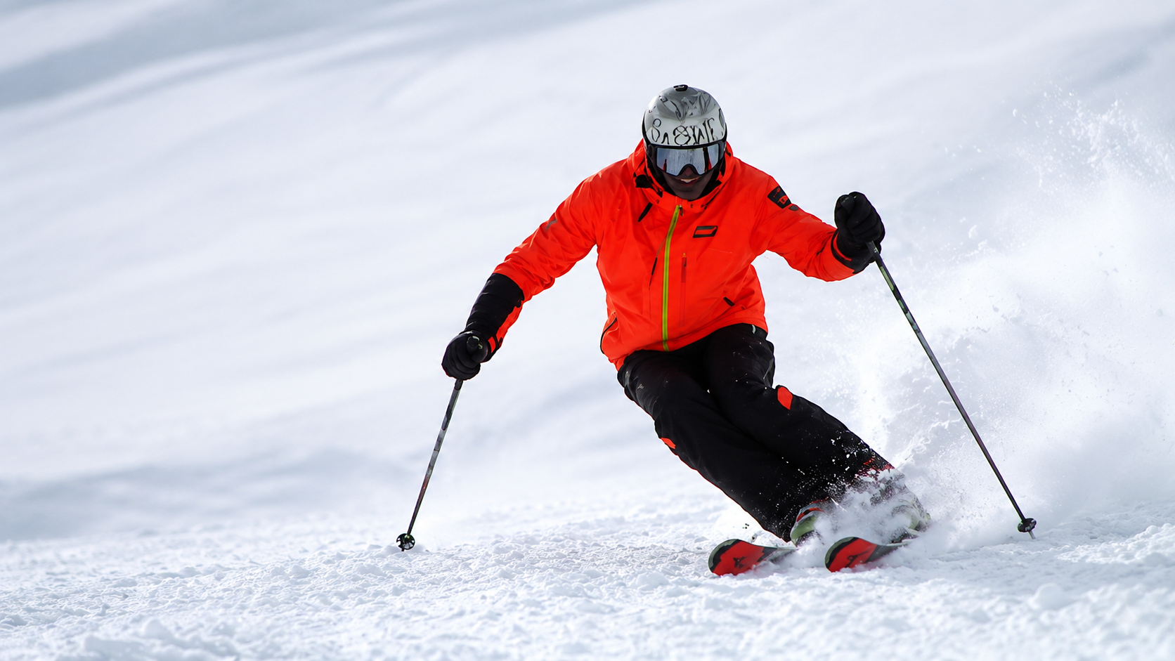 Morgan Petitniot réalise un virage court sur une neige irrégulière.