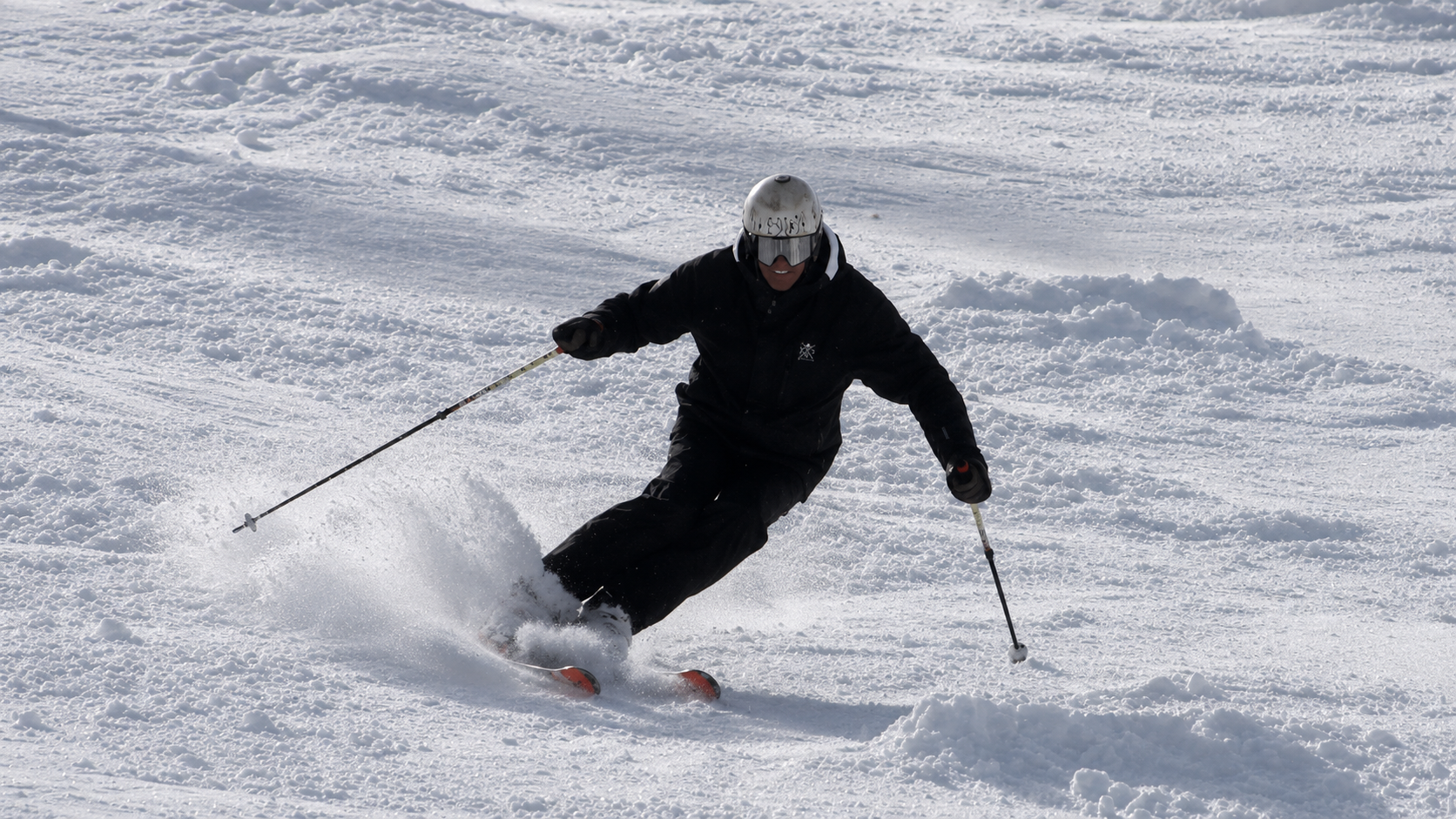Morgan Petitniot réalise un virage court sur une neige irrégulière.