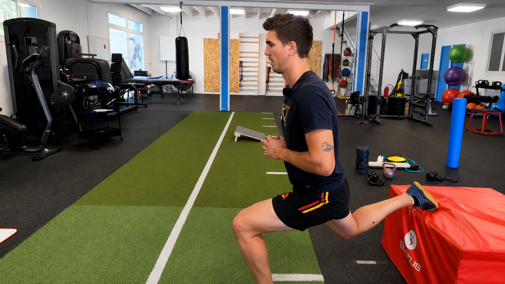 Quentin Cabanes réalise un squat bulgare dans un programme de préparation physique pour le ski.