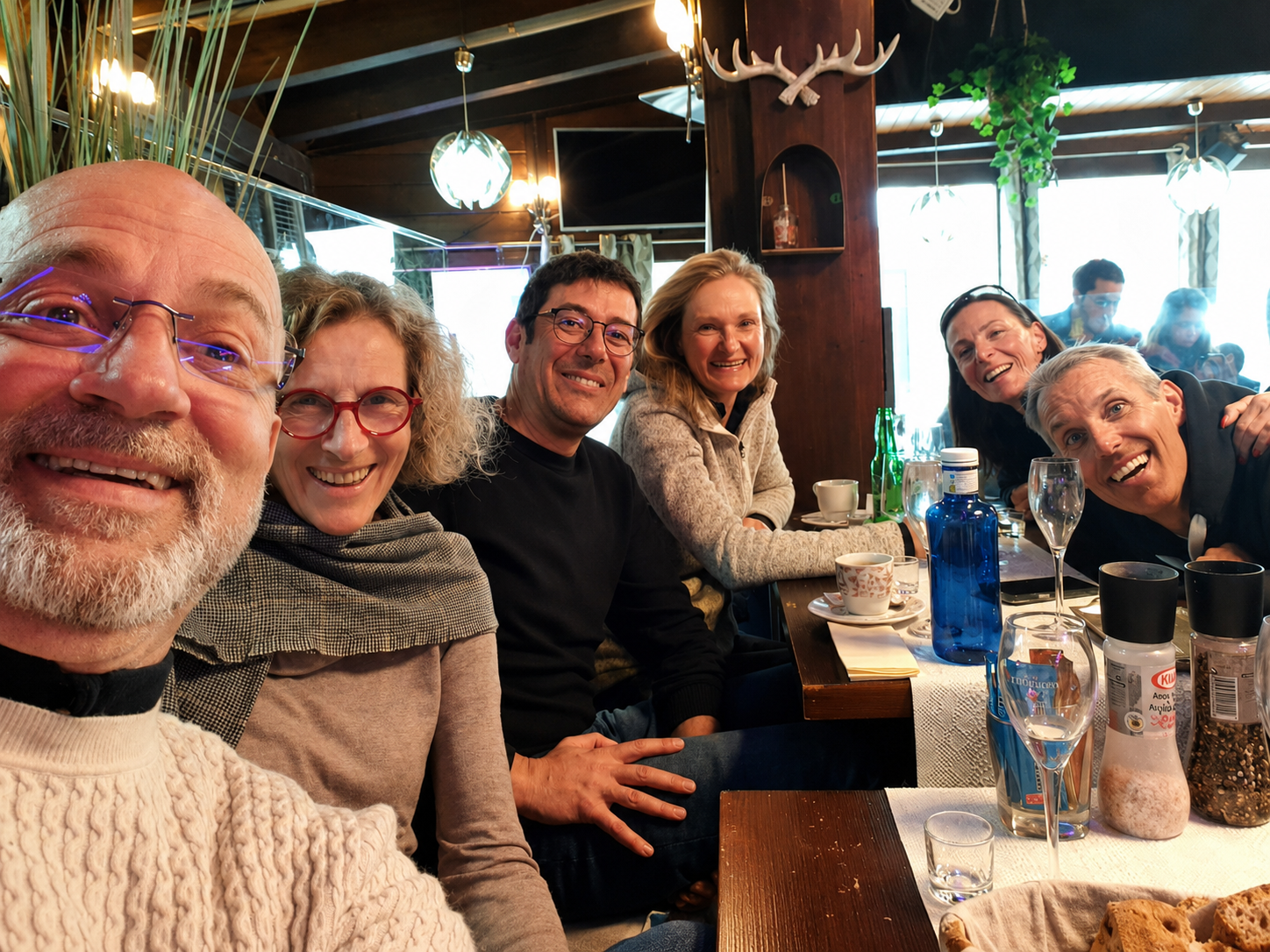 Participants d’un stage PMTS réunis autour d’un repas pendant la semaine