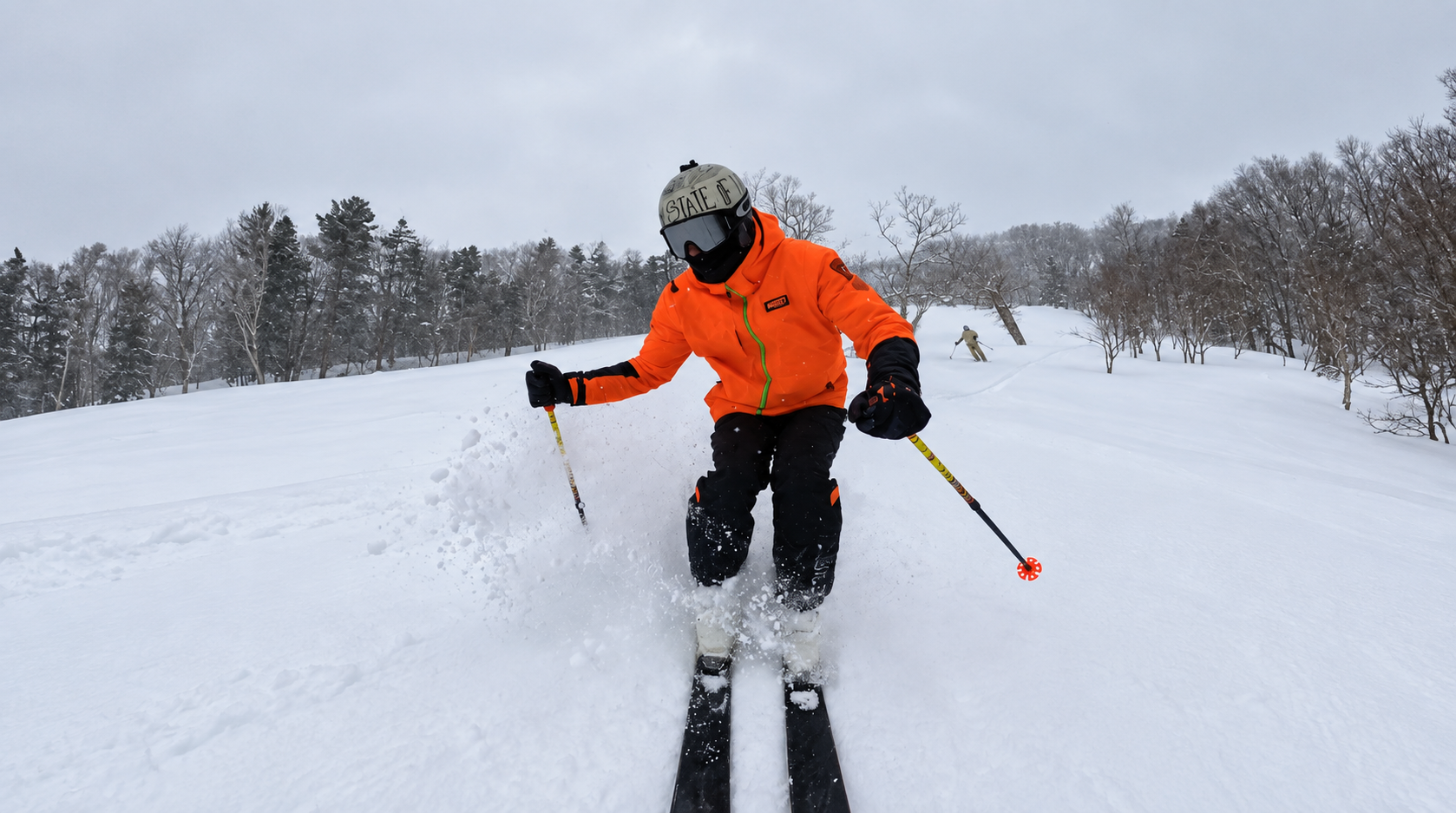 Skieur en poudreuse au moment de la transition entre deux virages