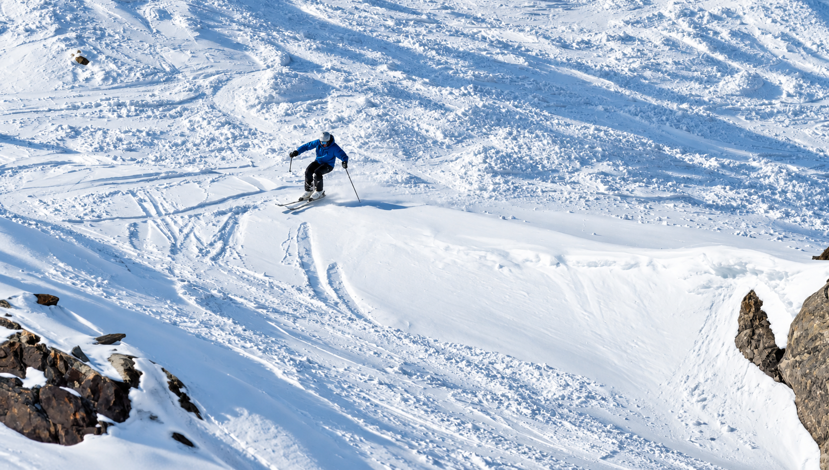 Morgan Petitniot skiant sur un bas de piste non damée à Hintertux, entre neige trafolée et neige fraîche non passée